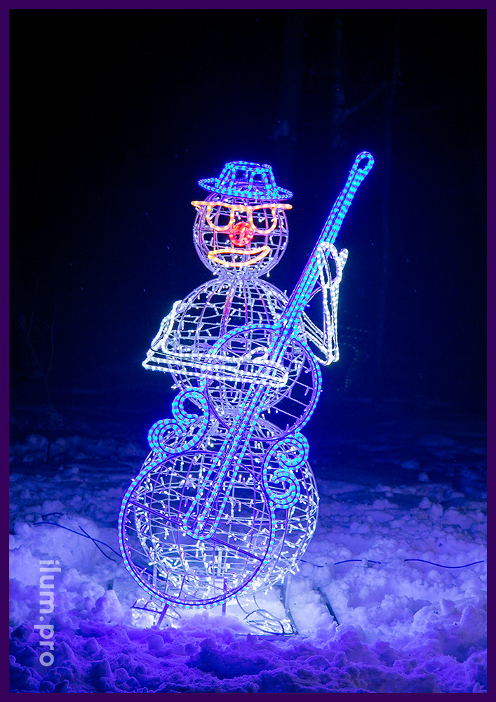 Новогодняя скульптура снеговика с подсветкой гирляндами и дюралайтом разных цветов