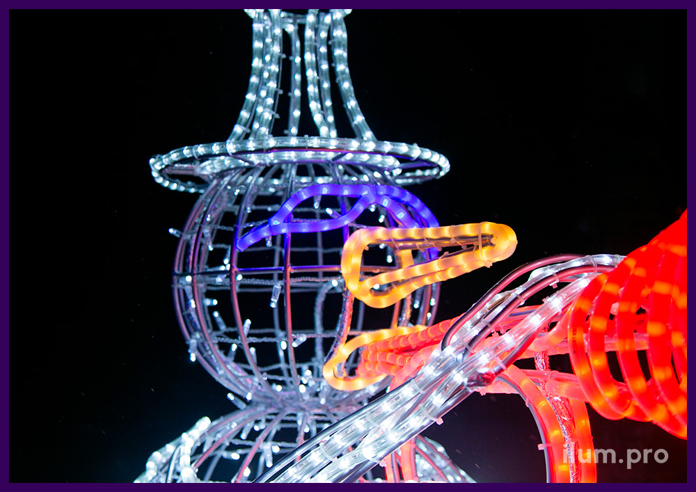 Снеговик с трубой из прочного алюминиевого каркаса и уличной иллюминации разных цветов