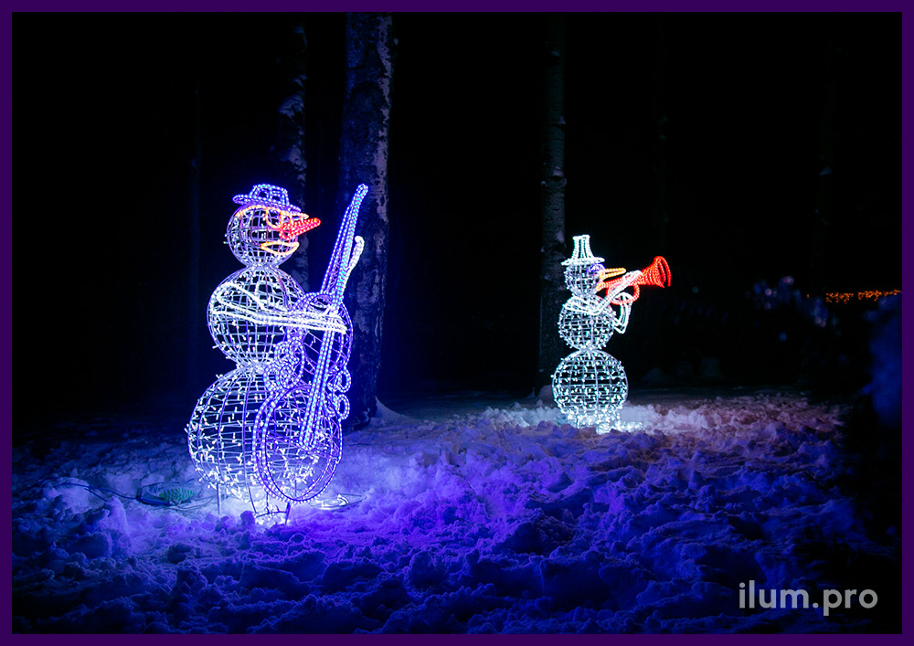 Пара светодиодных снеговиков из металлического каркаса и профессиональных гирлянд с дюралайтом