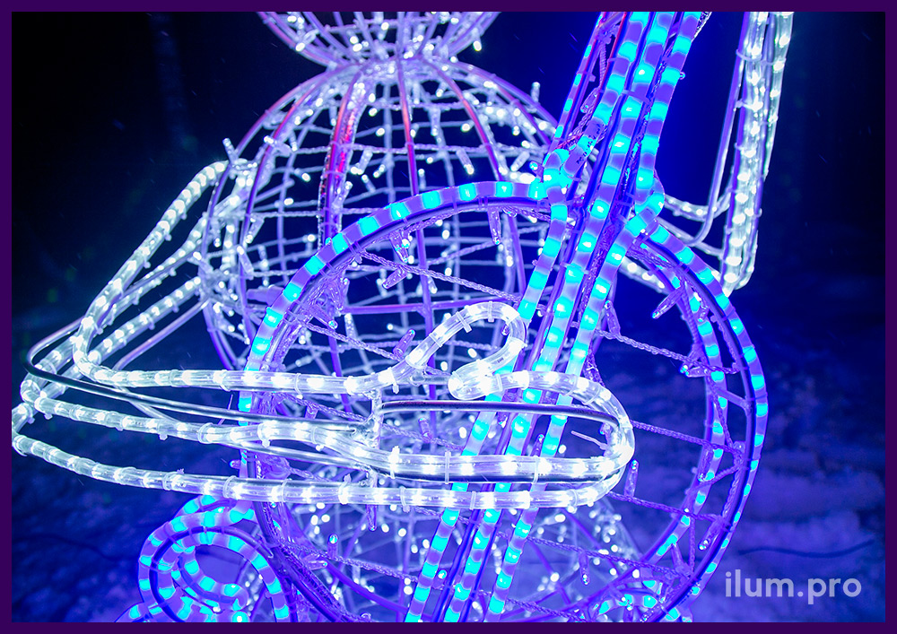 Светящиеся фигуры снеговиков-музыкантов для украшения участка на Новый год