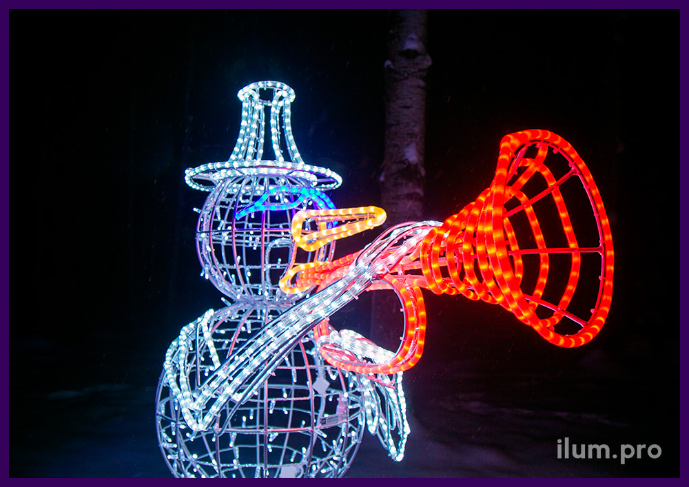 Иллюминация светодиодная в форме снеговика с разноцветным носом, очками и ртом из дюралайта