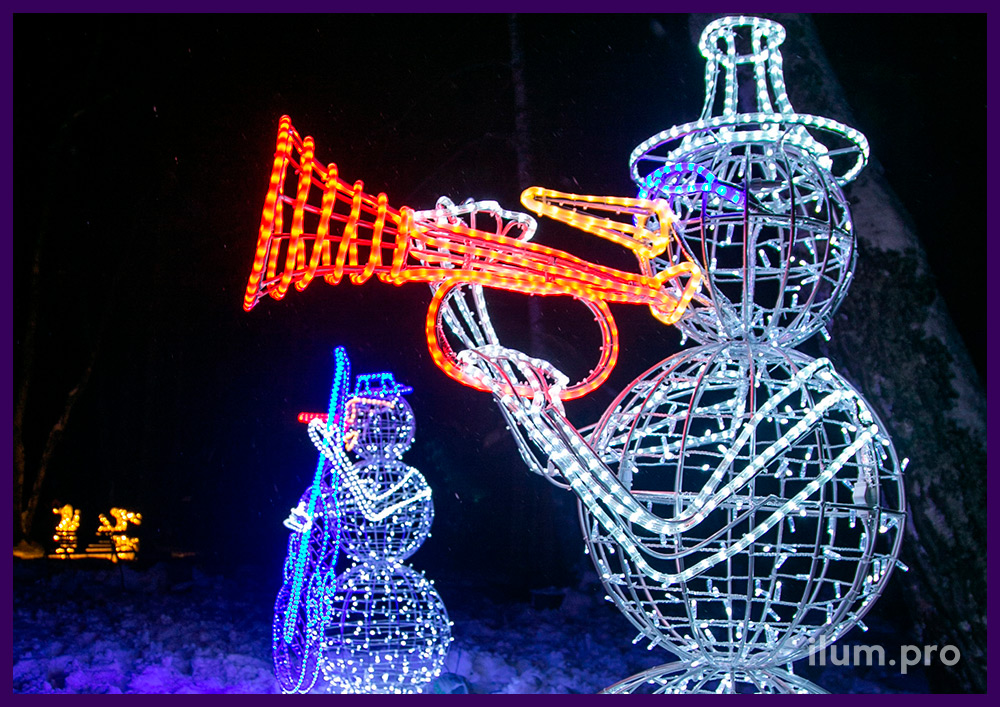 Снеговики с музыкальными инструментами из гирлянд и дюралайта на каркасе из алюминиевой проволоки