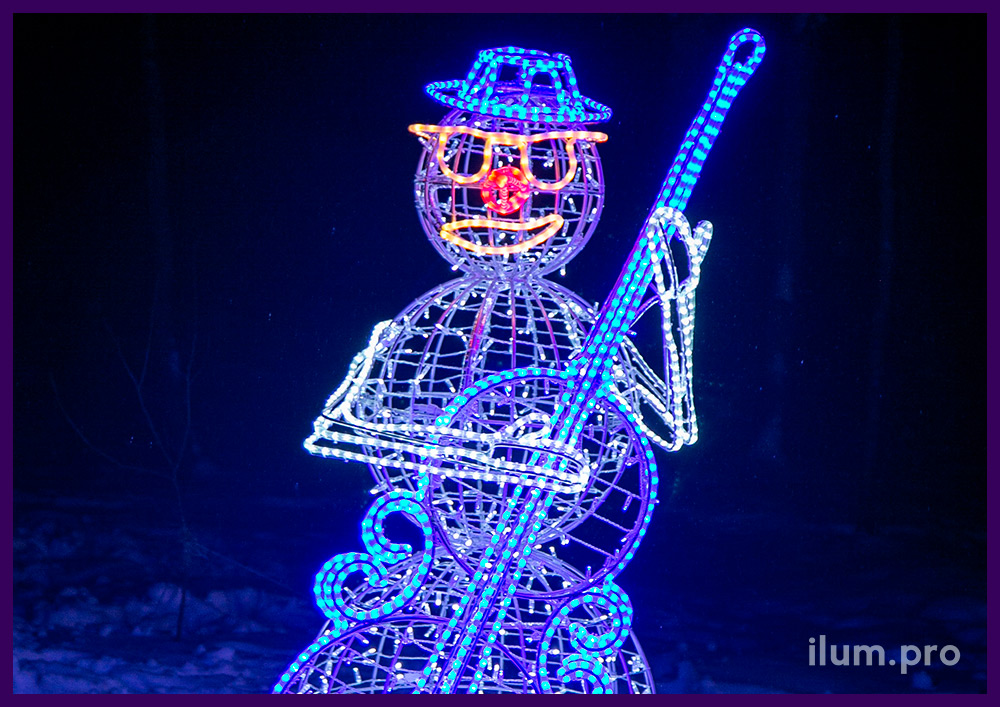 Двухметровая фигура снеговика из алюминиевого каркаса и гирлянд разных цветов