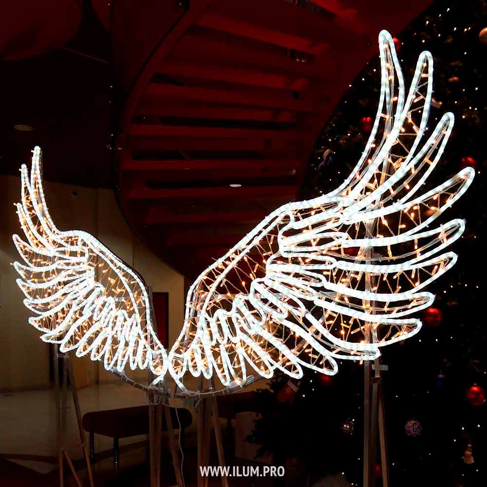 Светящиеся крылья из гирлянд в Тарко-Сале на Новый год