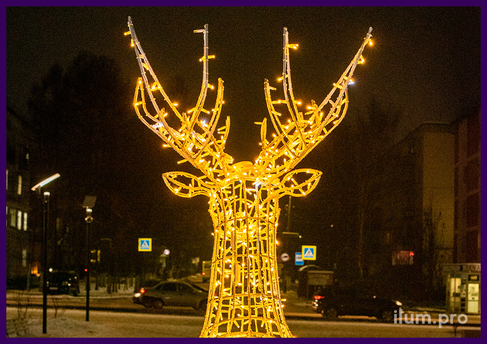 Новогоднее украшение улицы светодиодными фигурами в форме оленя с санями