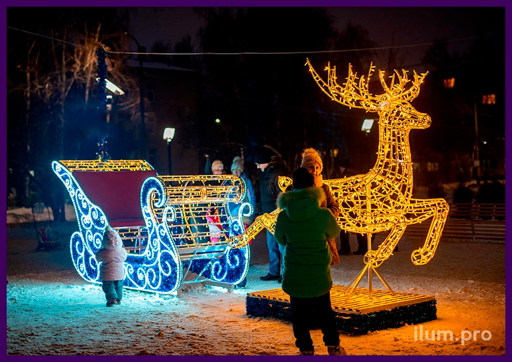 Новогоднее освещение улицы в Арзамасе светодиодными фигурами оленя с санями из мишуры