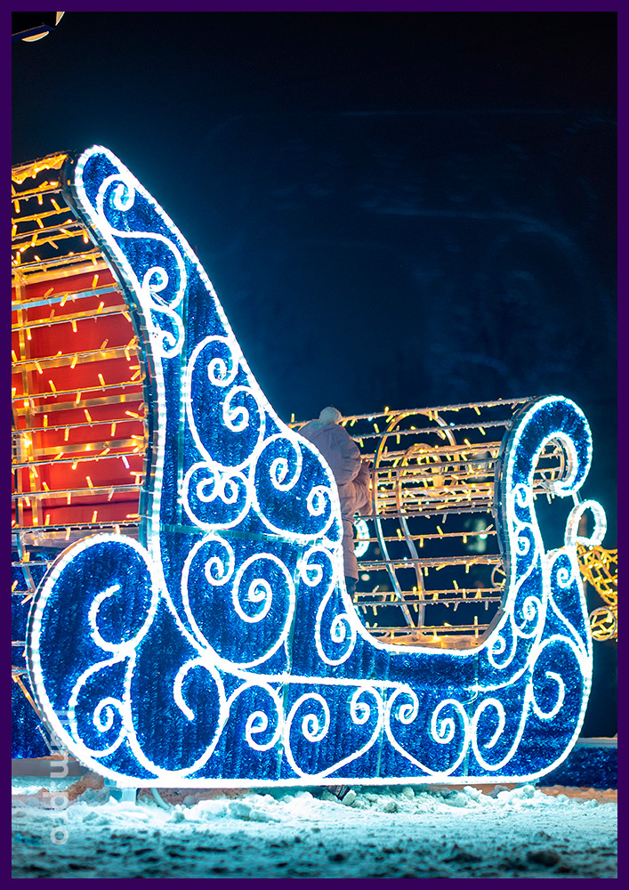 Новогоднее украшение улицы светодиодными фигурами в форме оленя с санями