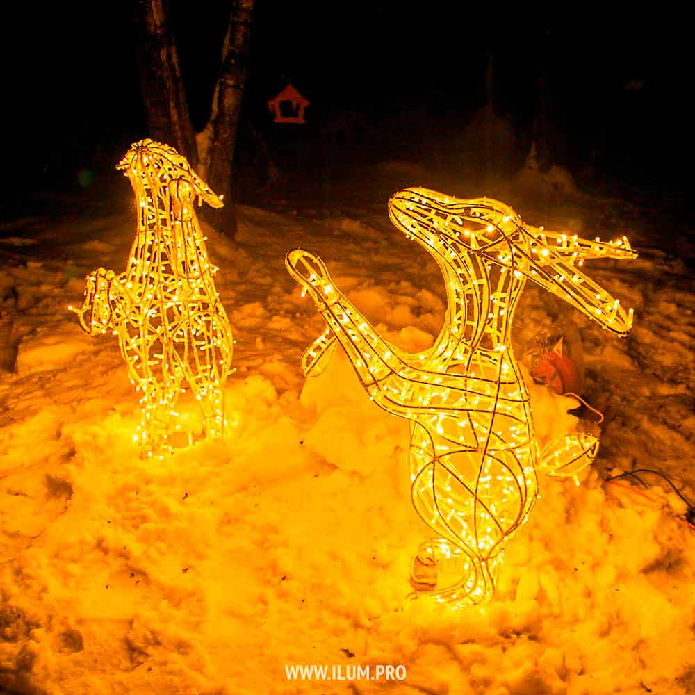 Светящиеся фигуры зайцев на участке на Новый год