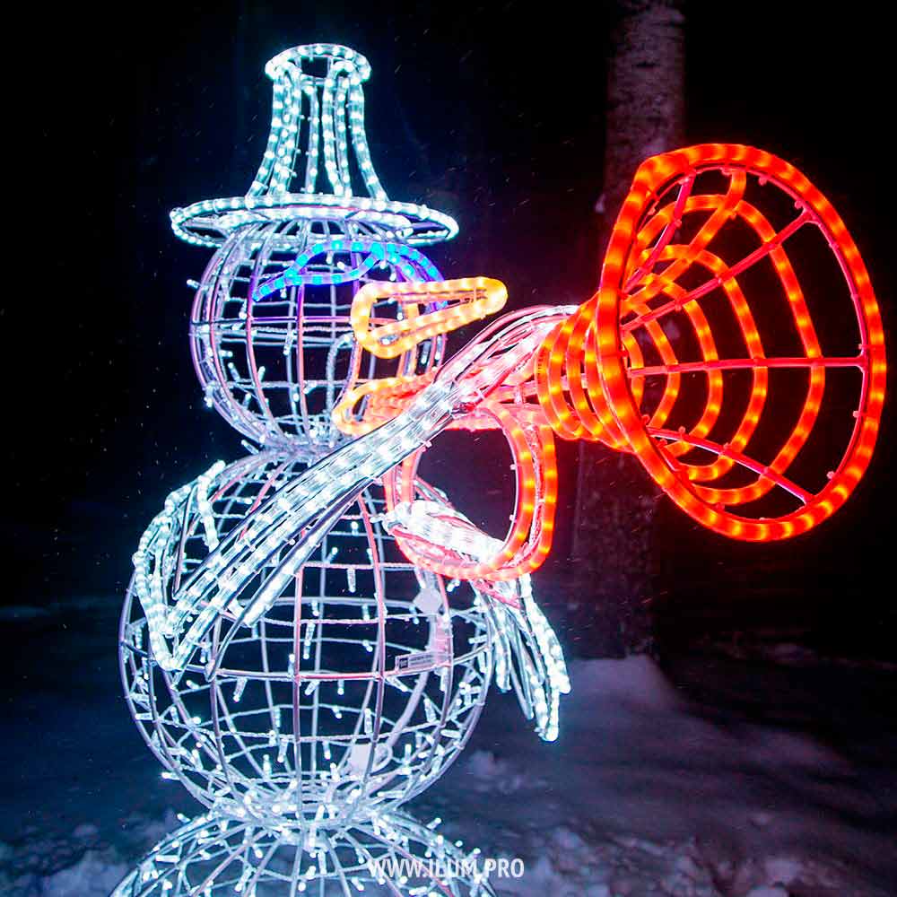 Каркасные фигуры светящихся снеговиков на Новый год