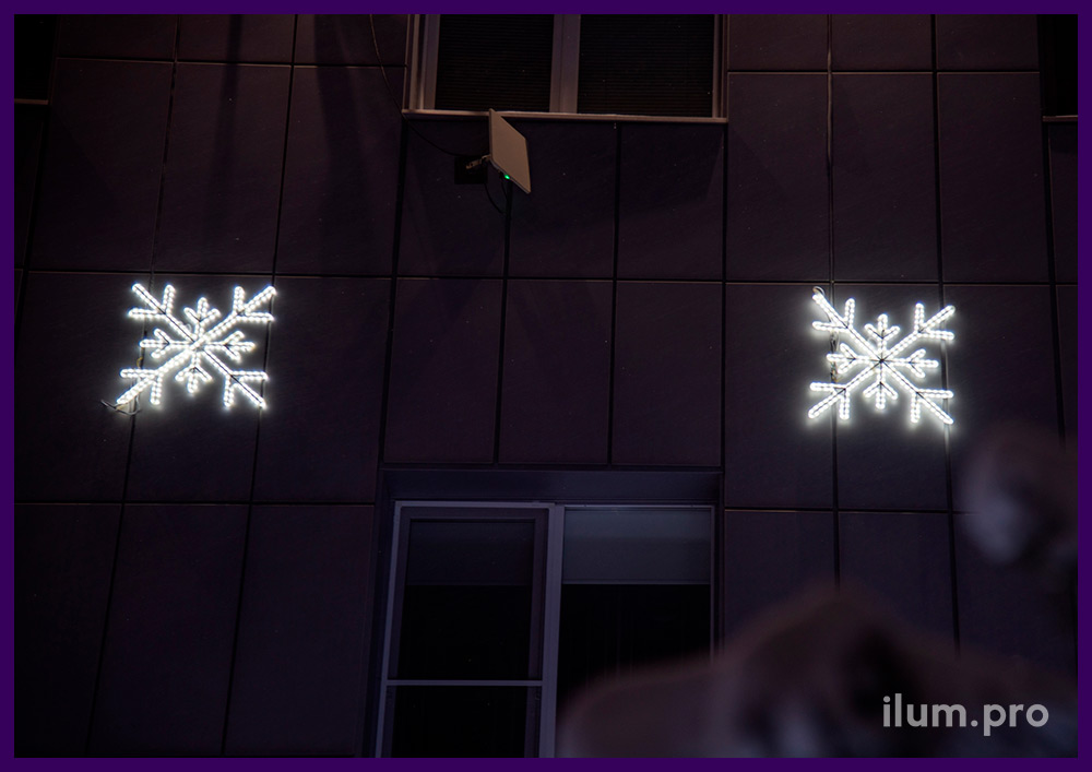 Украшение фасада здания в Нягани светодиодными снежинками из матового дюралайта