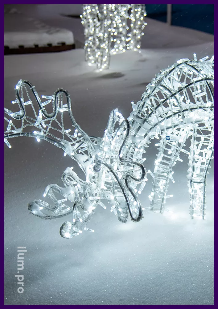 Новогоднее украшение объекта в Нягани светодиодной иллюминацией с высокой степенью защиты от влаги