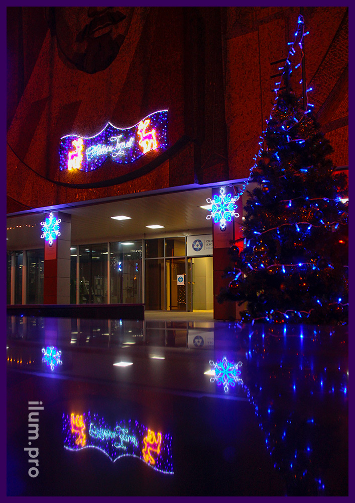 Иллюминация светодиодная белого и синего цвета на фасаде здания в Смоленской области