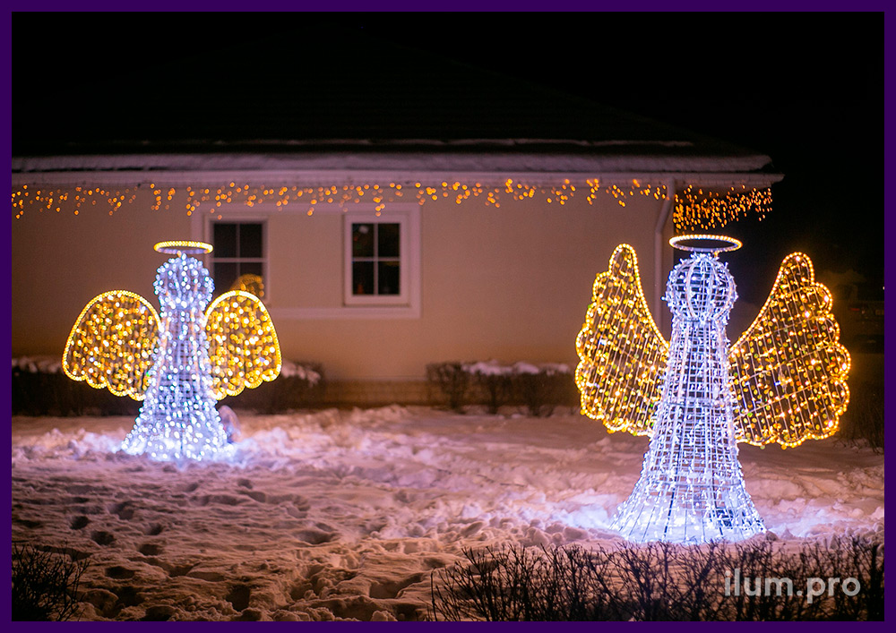Светящиеся фигуры ангелов во дворе дома на Новый год