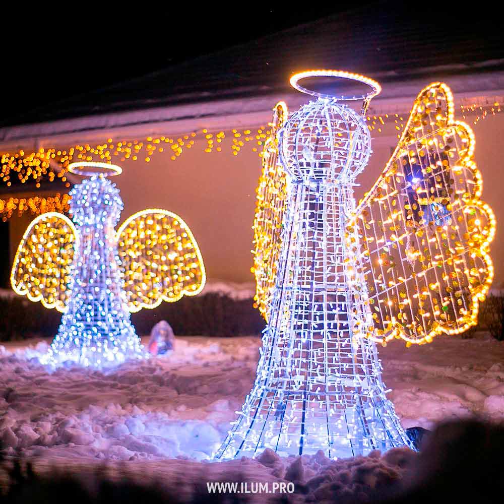 Светящиеся фигуры ангелов во дворе дома на Новый год
