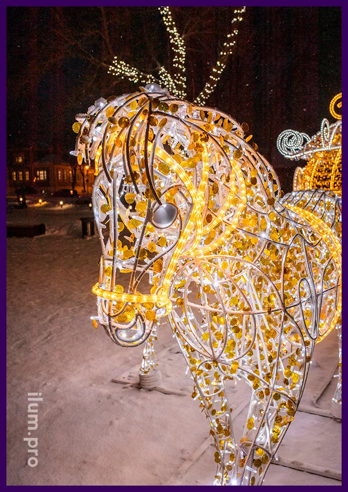 Украшение городской площади светодиодной каретой с парой белых лошадей с гирляндами на Новый год