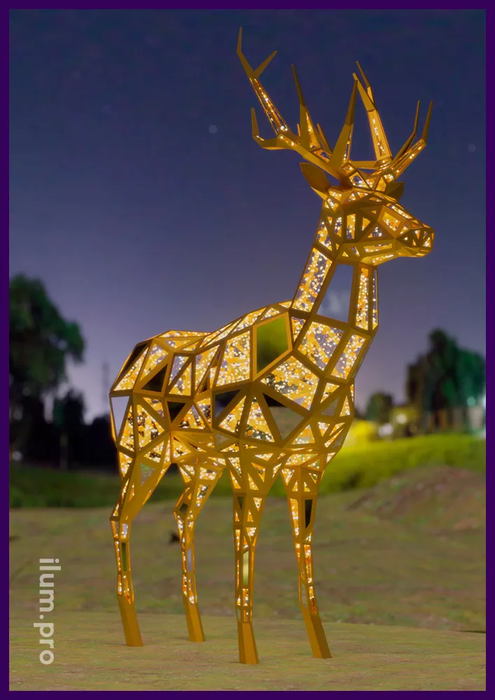 Металлическая полигональная скульптура оленя с встроенной подсветкой и голографическими блёстками