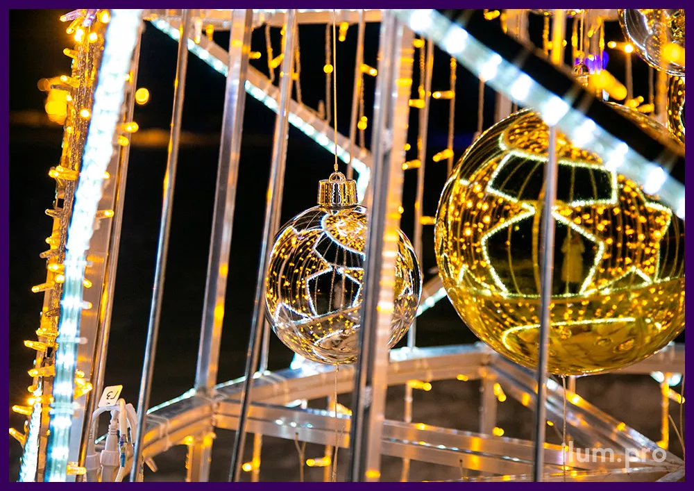 Новогодняя иллюминация в Подмосковье, ёлка из прочного металлического каркаса и светодиодных гирлянд