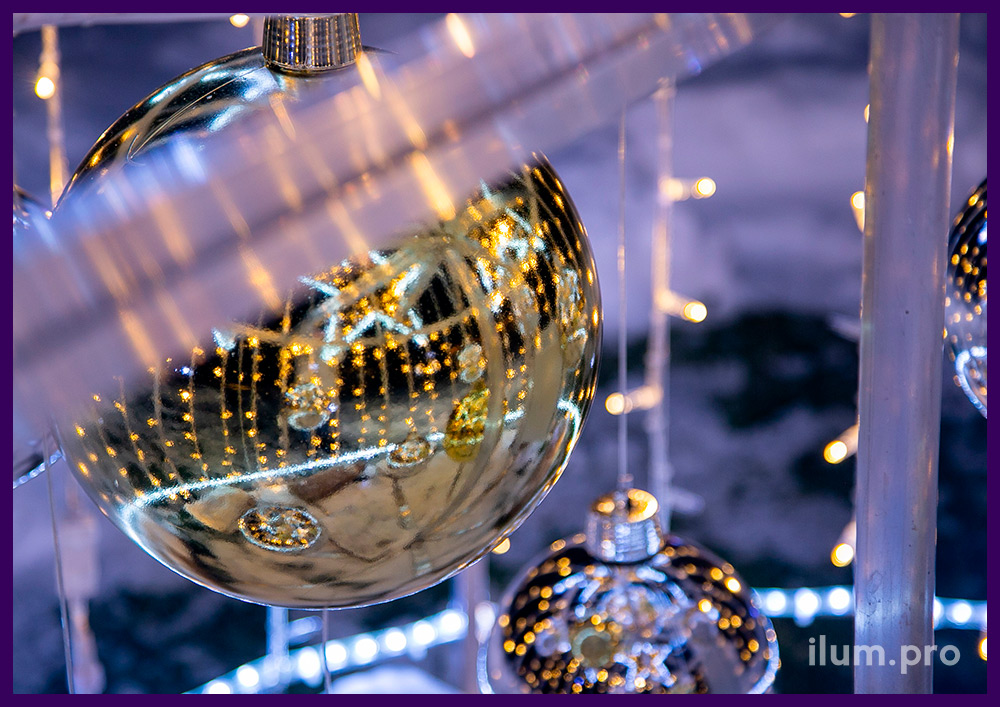 Новогодняя декоративная композиция из металла, разноцветных пластиковых шаров и гирлянд в форме ёлки