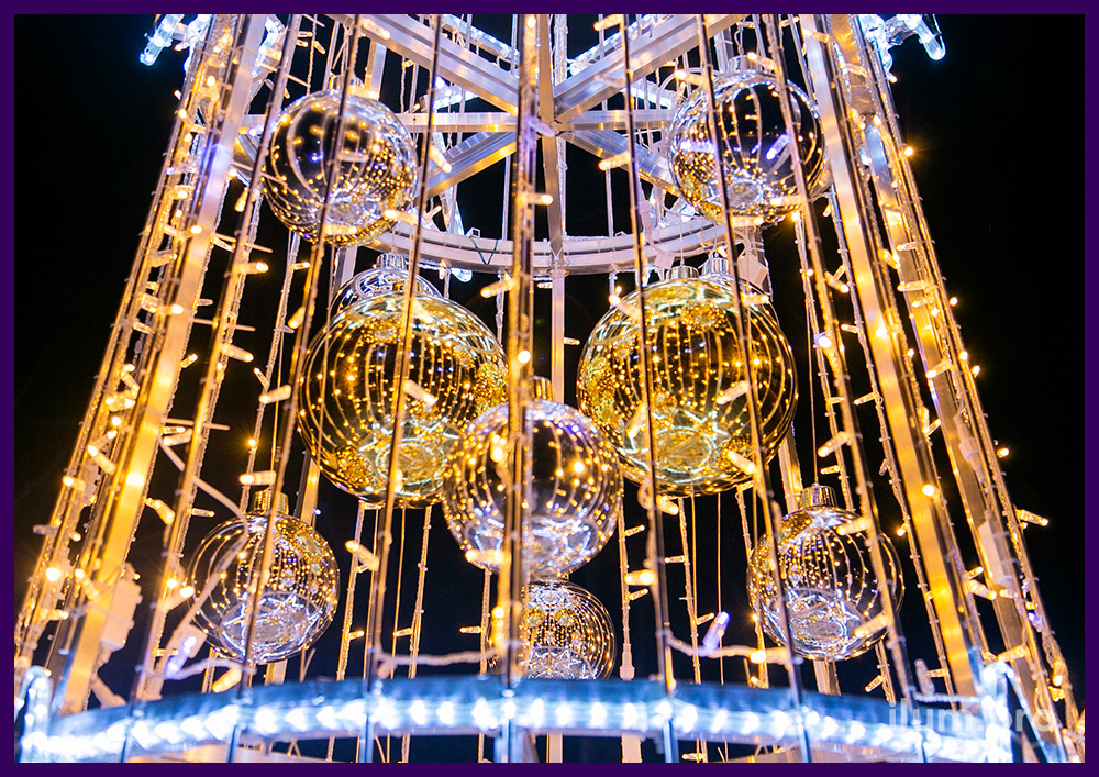 Новогоднее украшение территории в Подмосковье светящейся ёлкой из гирлянд и пластиковых игрушек