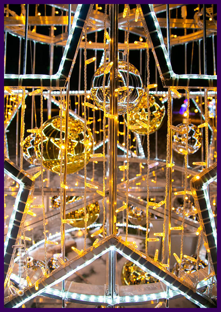 Подсветка территории ёлкой из металла с уличными гирляндами, пластиковыми шарами золотого и серебряного цвета