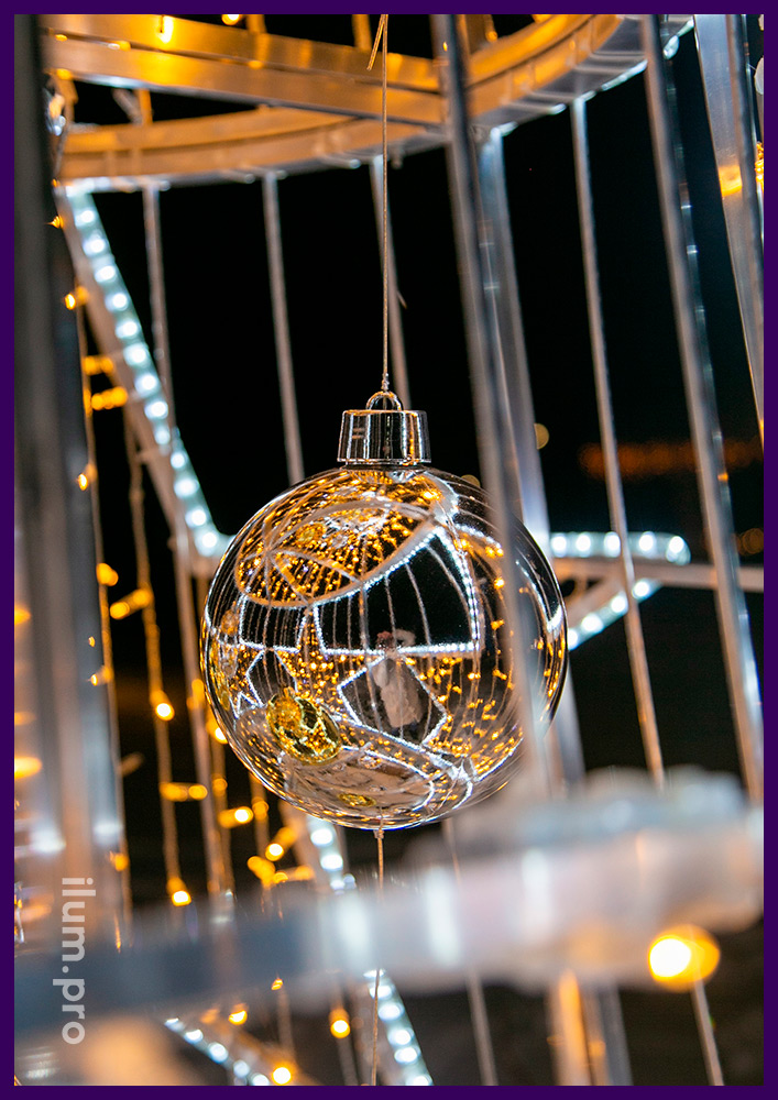 Новогодние ёлки со звёздами из дюралайта, золотыми и серебряными шарами и светодиодными нитями