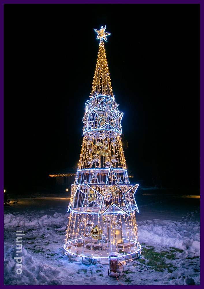 Светодиодная иллюминация в форме конуса, с макушкой в форме звезды из гирлянд и дюралайта на Новый год