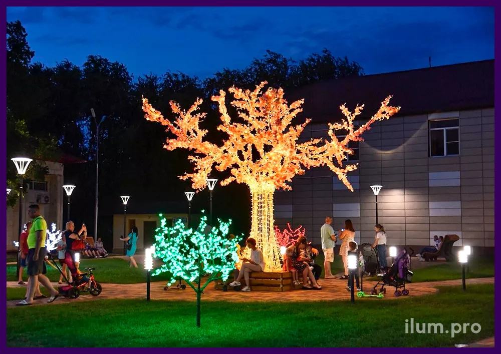 Скамейка в парке со светящимся деревом из гирлянд и цветов на алюминиевом стволе и ветках