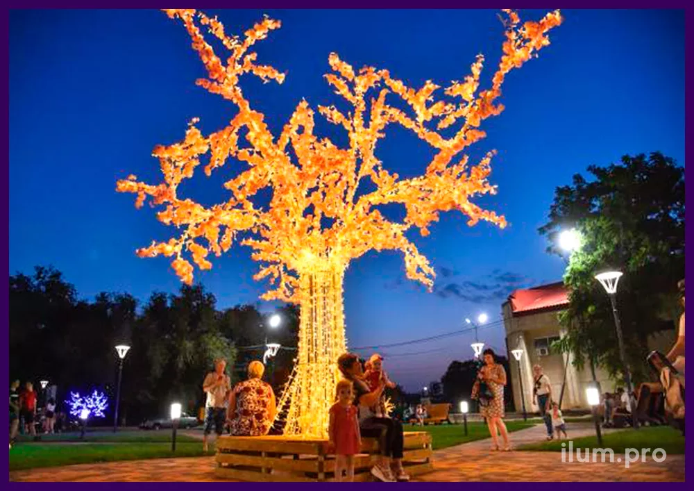 Декор парка в Светлограде металлическими деревьями с гирляндами и цветами сакуры