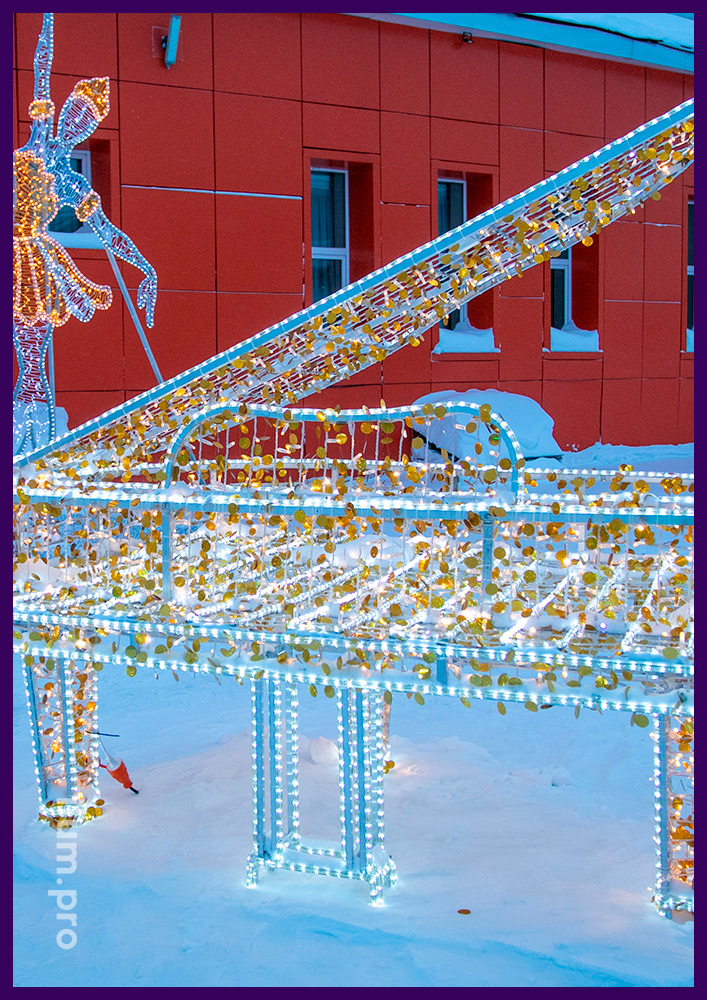 Рояль со светодиодной подсветкой для украшения парка у музыкальной школы