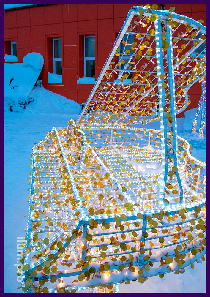 Декоративная фигура рояля с уличными гирляндами и золотыми блёстками в Тарко-Сале на Новый год