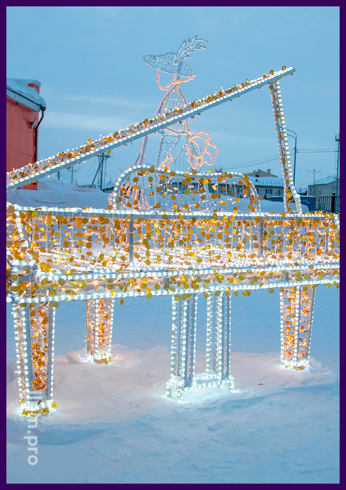 Новогоднее украшение территории музыкальной школы в ЯНАО фигурой рояля с гирляндами