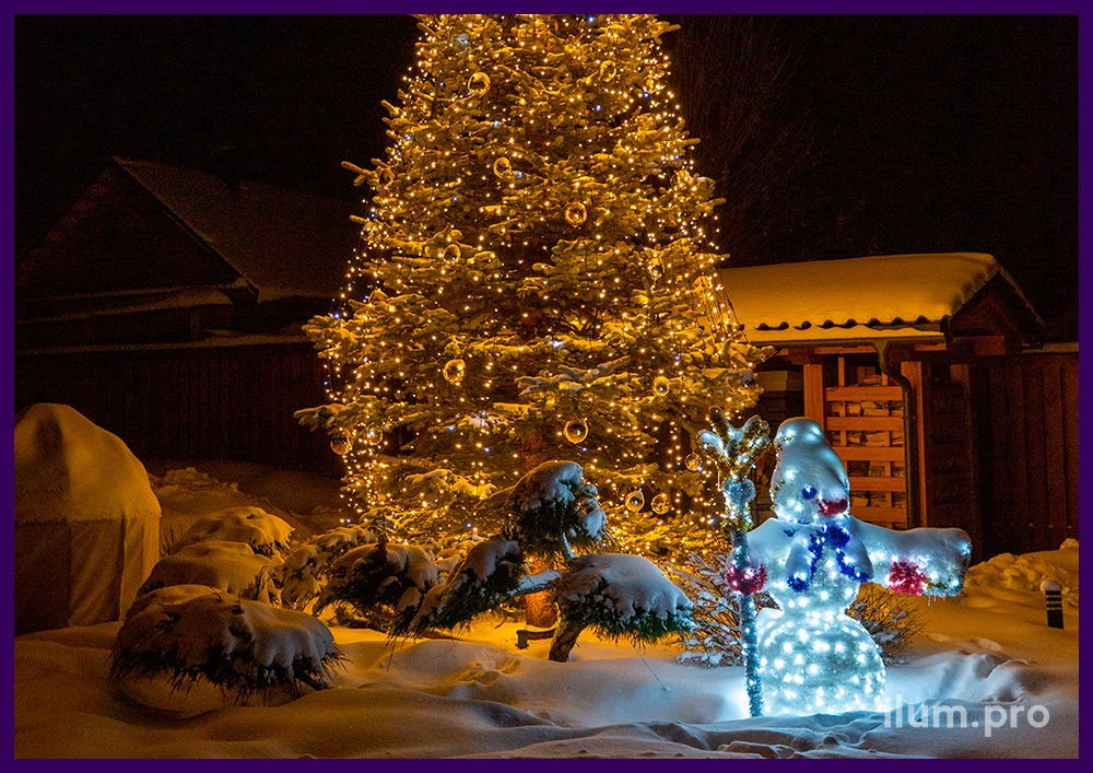Светящаяся фигура снеговика с мишурой и гирляндами, освещение ёлки и золотые шары во дворе дома