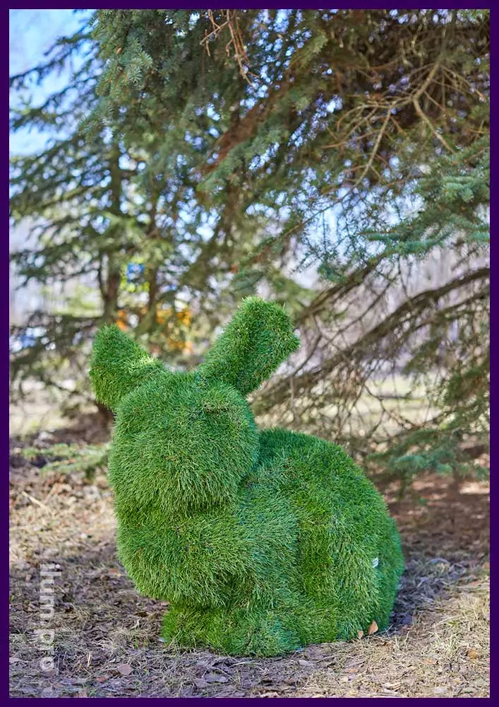 Пара зайцев топиари из зелёной искусственной травы на прочном каркасе