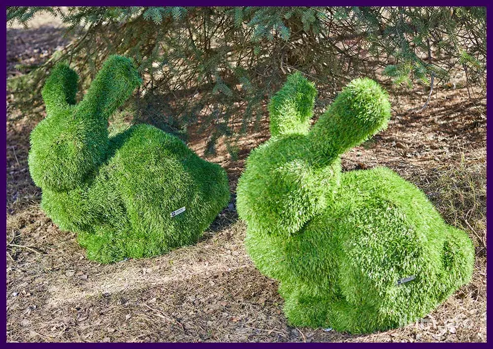Ландшафтные фигуры топиарии в форме кроликов с зелёным газоном на поверхности