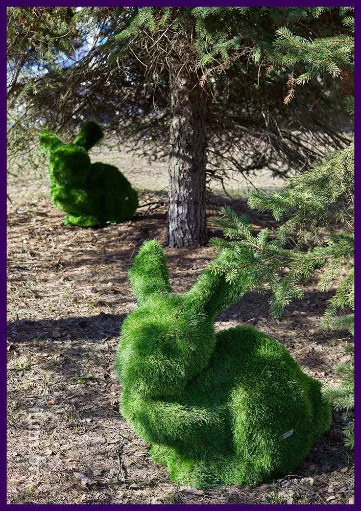 Фигура зайца для сада из искусственной травы на металлическом каркасе