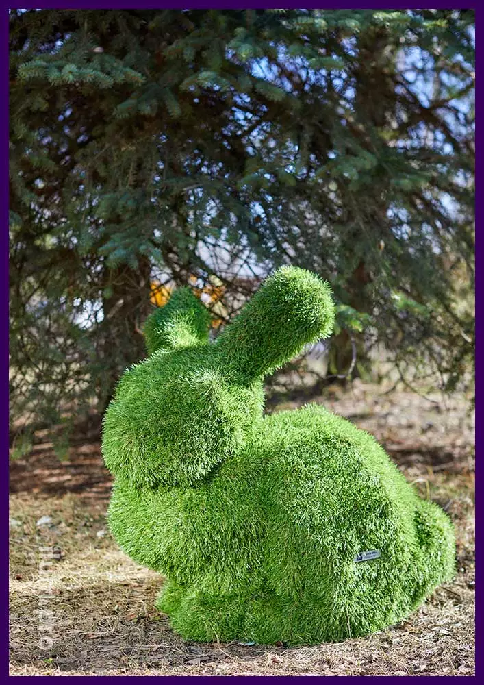 Топиари для сада и парка в форме кролика или зайца с зелёным газоном с УФ защитой
