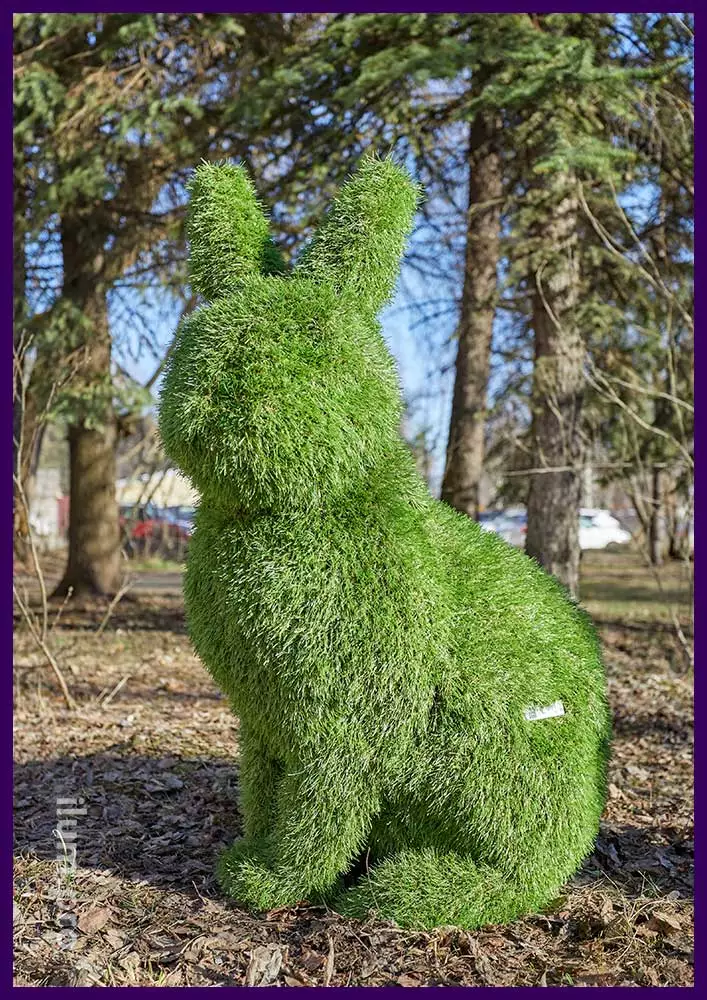 Заяц из искусственной травы - садово-парковая фигура топиари высотой 1 метр