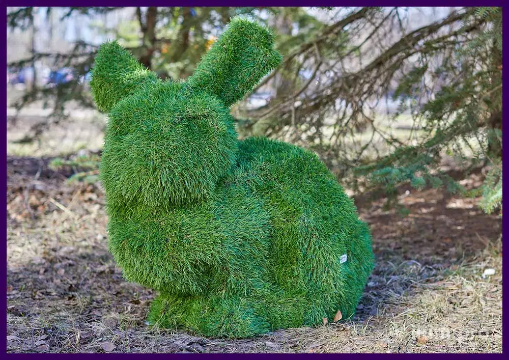 Садово-парковая фигура из искусственной травы в форме кроликов разной формы