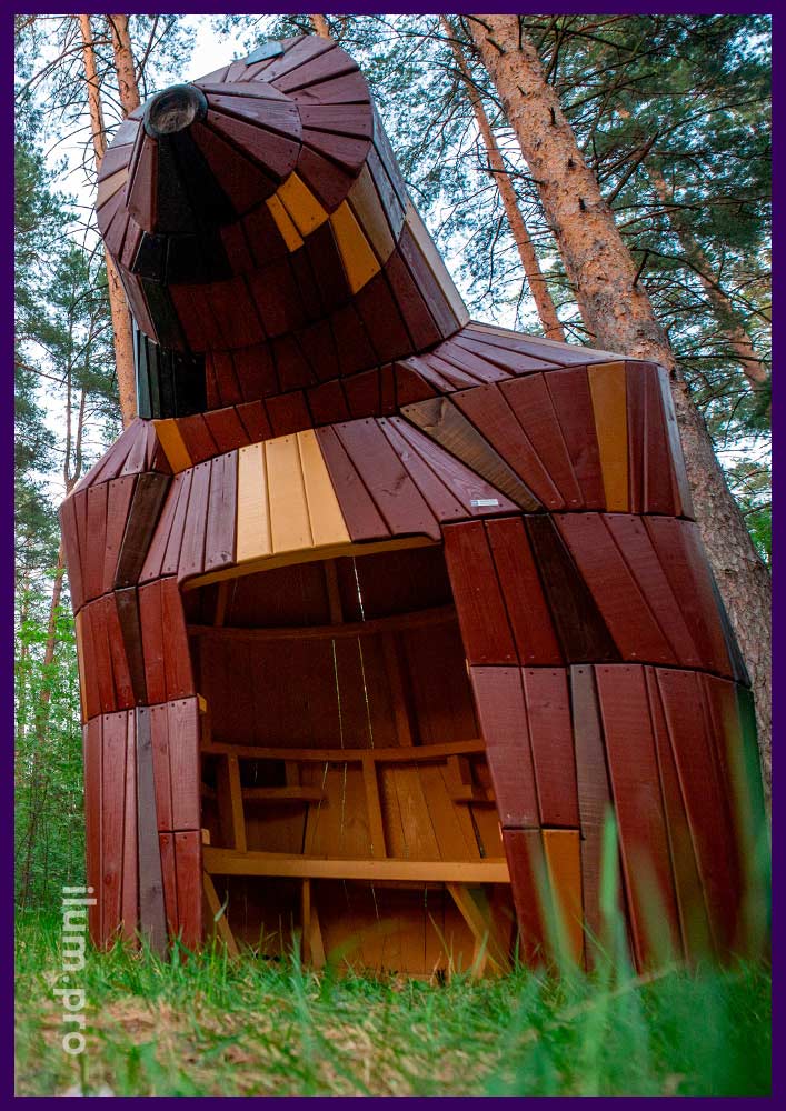 Разноцветная медведица из дерева - арт-объект в виде домика со скамейкой для парка