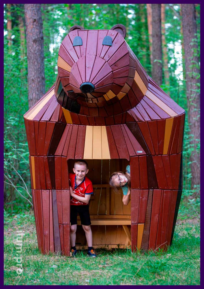 Необычный домик в парке в форме медведя со скамейкой для детей и взрослых