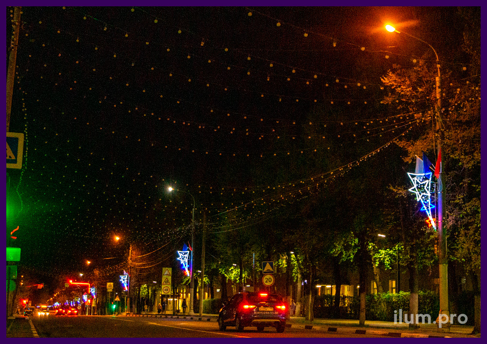 Подсветка фонарей вдоль дороги светодиодными консолями с дюралайтом и гирляндами разных цветов