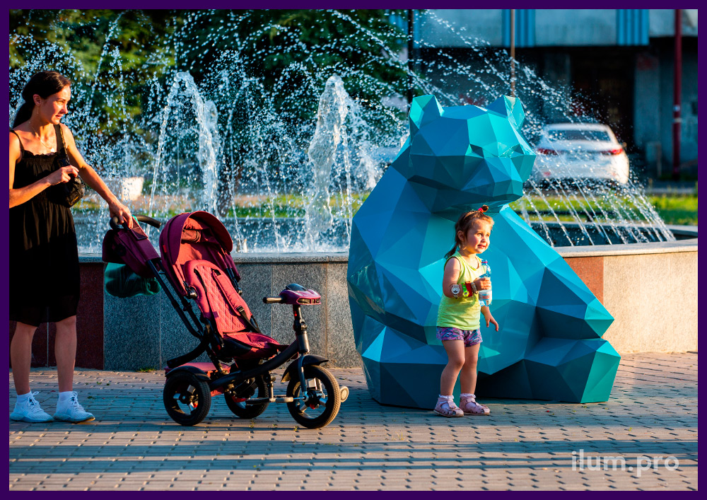 Фотозона полигональная с металлическим медведем бирюзового цвета в парке