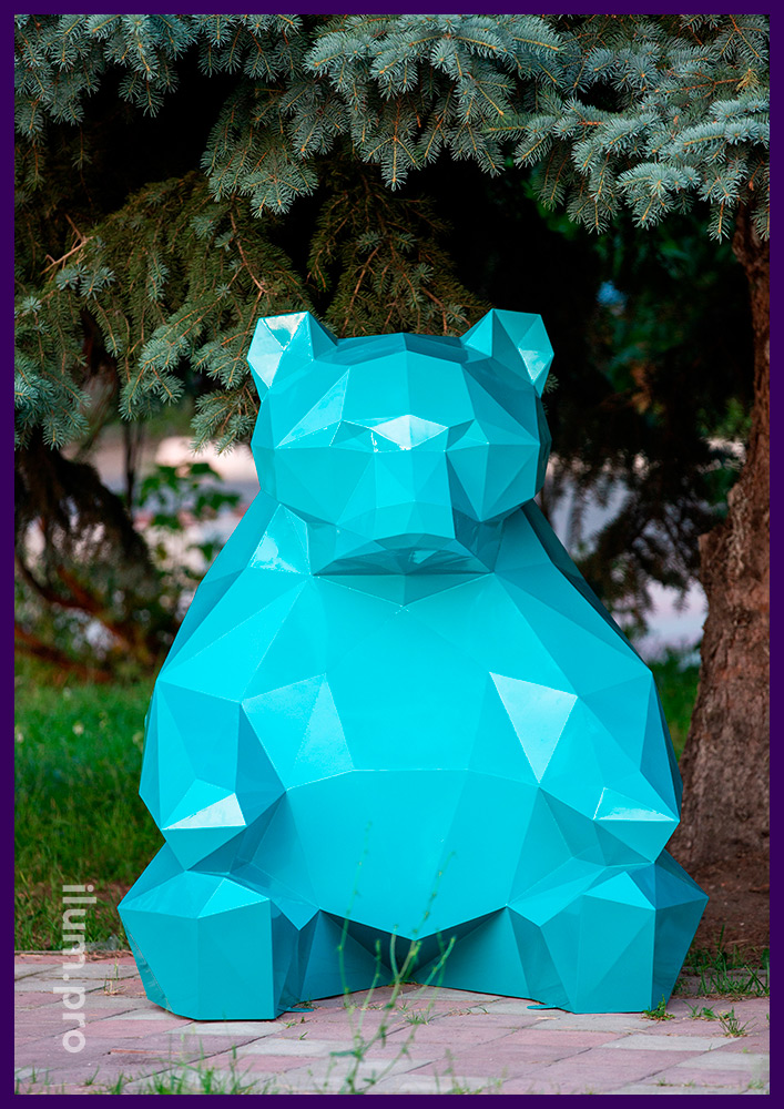Полигональный медведь сине-зелёного цвета из крашеной стали - необычный арт-объект в парке