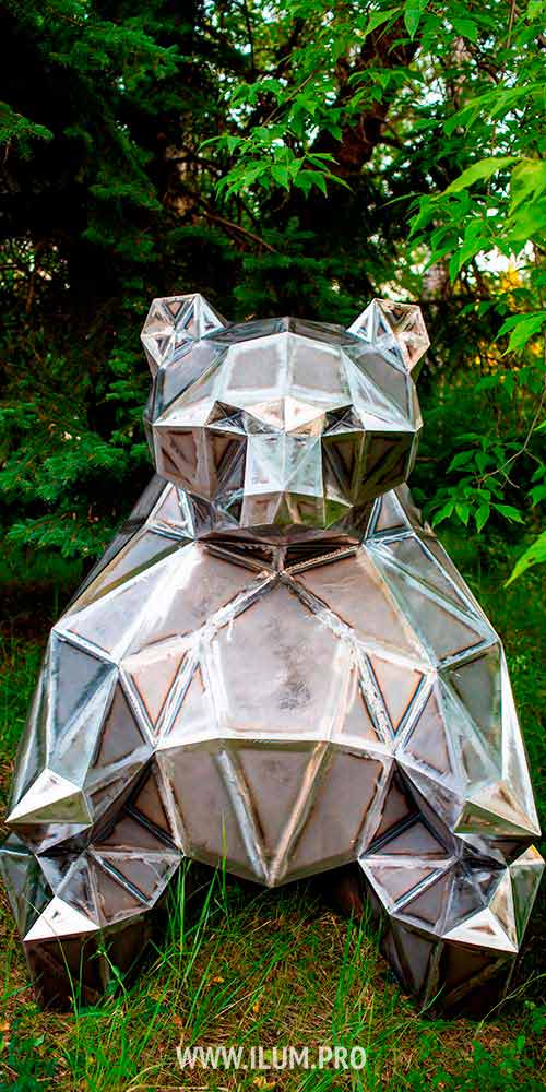 Украшение ландшафта металлической полигональной фигурой медведя