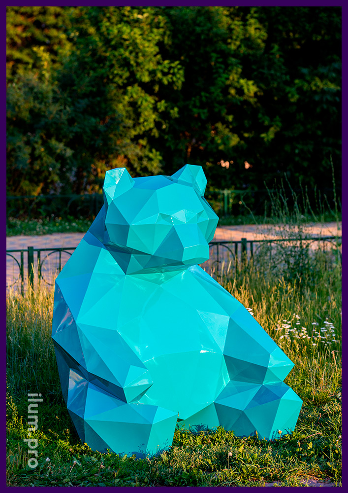 Сидящий полигональный медведь сине-зелёного цвета из крашеного металла