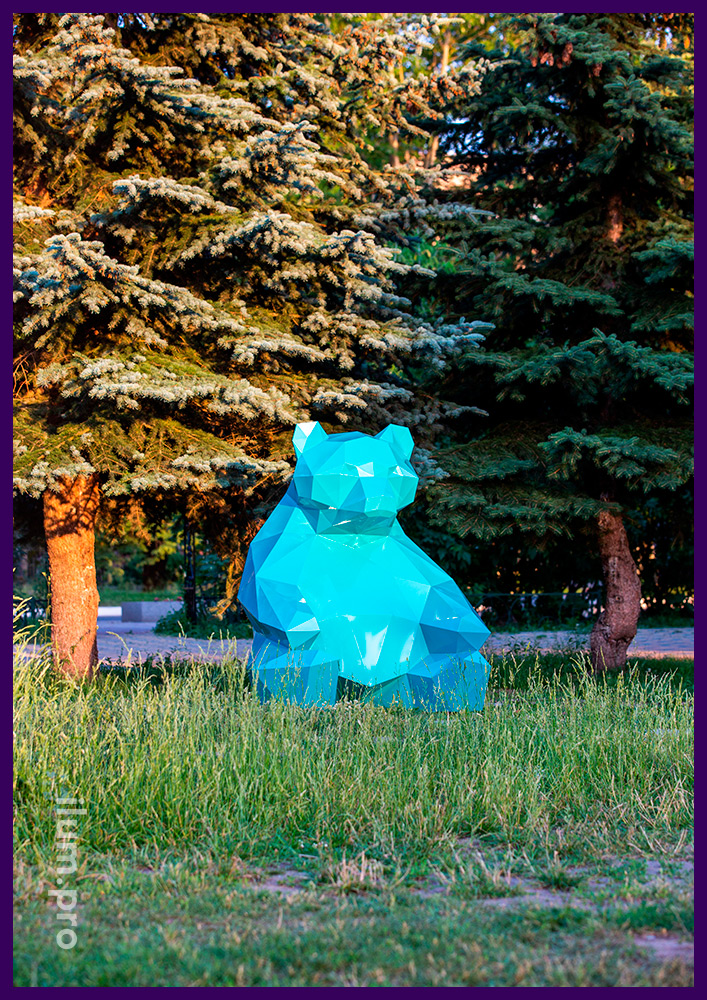 Крашеная полигональная фигура сидящего медведя из металла с сине-зелёной краской