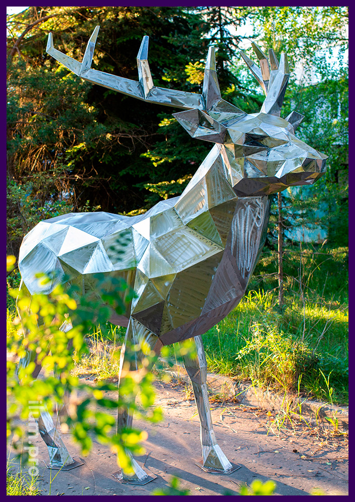 Полигональный олень из стали, ландшафтная скульптура в городском парке