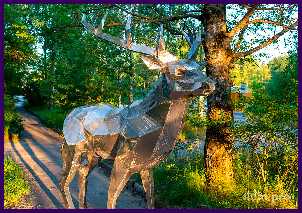 Металлический полигональный олень с большими рогами - арт-объект в городском парке