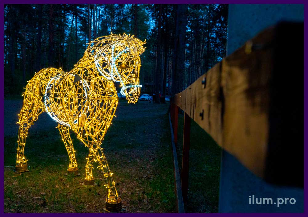 Лошади со светодиодными гирляндами - фигуры для украшения парков и скверов