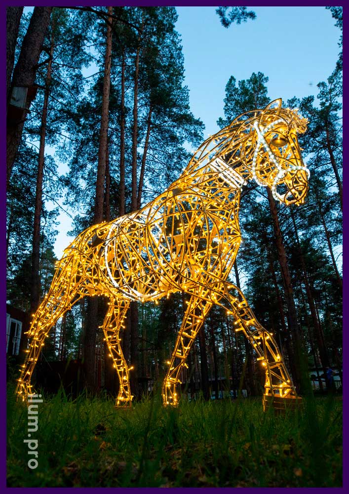 Лошадь светящаяся из гирлянд и дюралайта, золотой алюминиевый каркас для улицы и интерьера